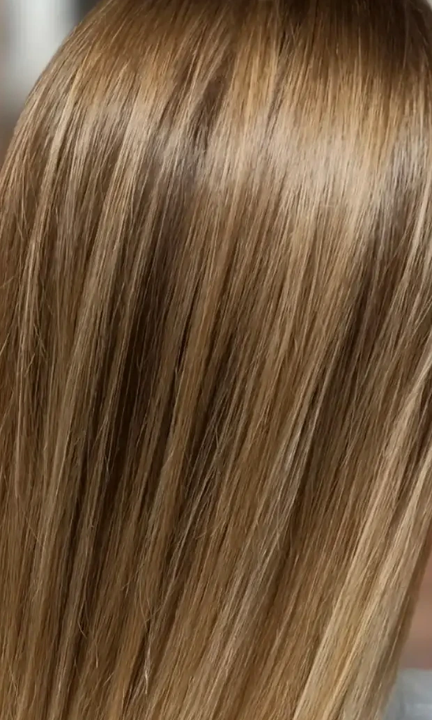 Lśniące włosy w karmelowym odcieniu po zabiegu Botox Tahe, z bliska