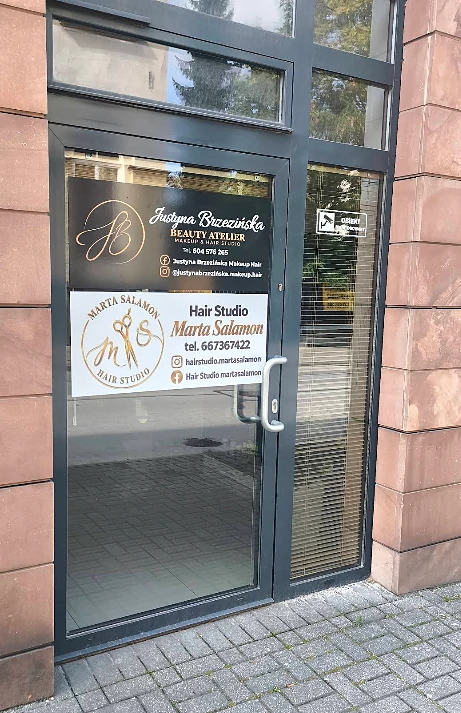 Wejście do Hair Studio Marta Salamon: szklane drzwi z szyldem przy ul. Leonarda 1 w Kielcach
